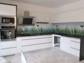 Bílá kuchyně s grafickým motivem trávy
